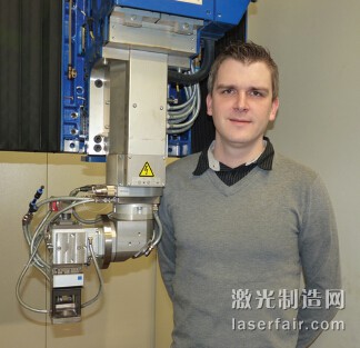 BAM德國聯邦材料研究和測量研究所（德國柏林）研究員 Marcel Bachmann與激光焊接機的合影。