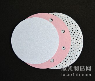 圖2：三個砂碟展示了其演化過程：從沒有孔到10mm直徑的孔， 再到更高密度的1.5mm的孔。(圖片來自：Norton|Saint-Gobain)