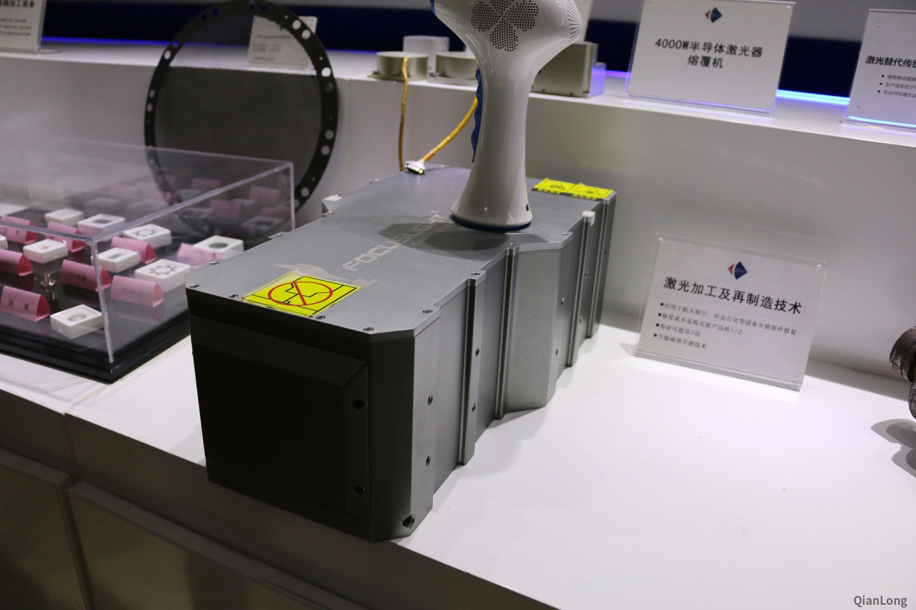08.在西安光電所科技成果展示中心內展出的激光熔覆設備，即4000w半導體激光熔覆機。（千龍網軍事頻道記者 馬群 攝）