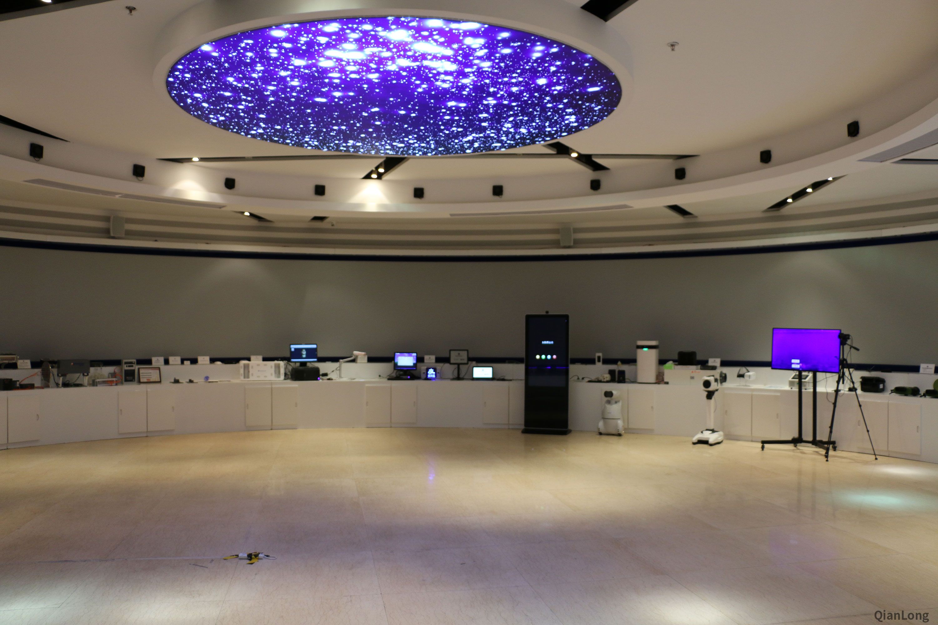 03.西安光電所科技成果展示中心內部陳列了多種展品，涉及到了軍用和民用兩大方面，并且有多種成果轉化成踐行軍民融合的排頭兵。（千龍網軍事頻道記者 馬群 攝）