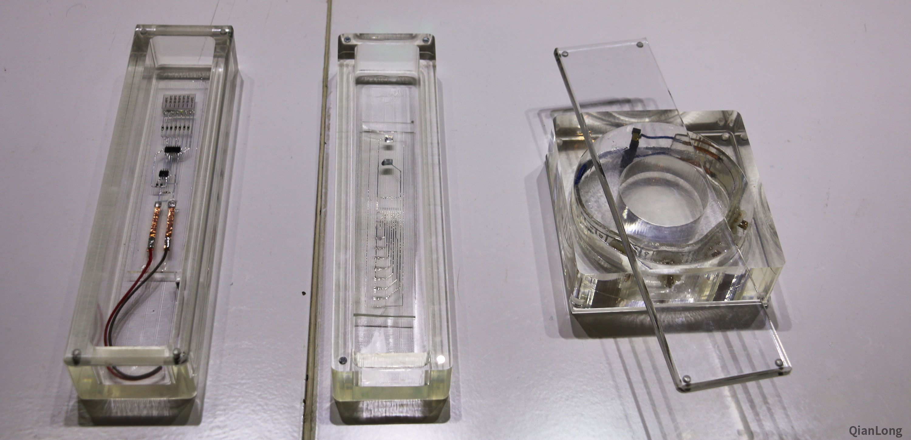 23.在西安光電所科技成果展示中心內展出的液態金屬電子增彩制造的樣品。西安光電所獨創的液態金屬電子增彩技術，目前已實現液態金屬打印雷達波天線，并可融入飛機機翼或人類皮膚表面。（千龍網軍事頻道記者 馬群 攝）