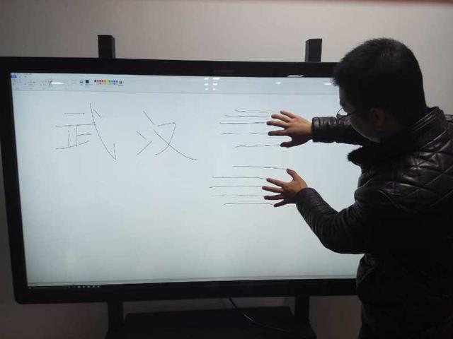 厲害!全球八成以上大觸摸屏都是武漢這家企業的設備加工的