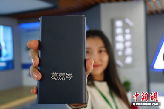 激光打印機將人名打印在了充電寶上，個性十足。