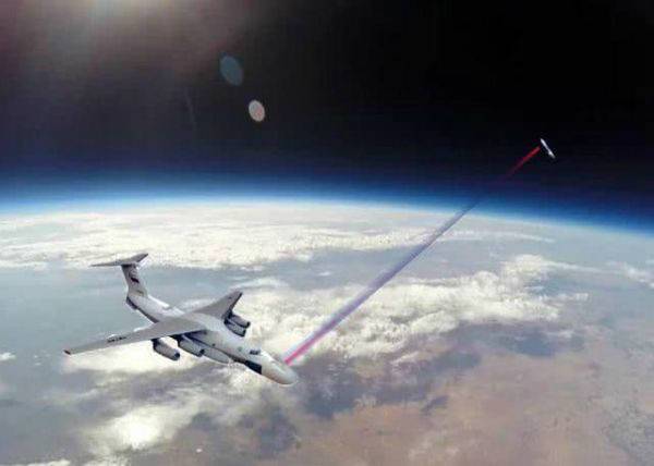 機載激光武器反衛星作戰示意圖。