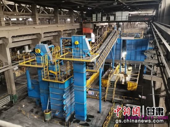 圖為酒鋼集團西部重工公司消失模生產線。 白海濤 攝