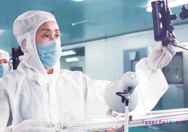 吉林省永利激光科技有限公司工作人員在查看儀表參數。