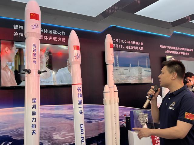 “谷神星一號”固體運載火箭和“智神星一號”可重復(fù)使用的液體運載火箭模型吸引了大家的關(guān)注。宋婧 攝