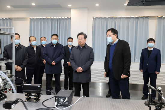　11月14日，省委書記樓陽生到鄭州大學物理學院調研激光領域儀器設備研發應用情況。(記者 董亮 蔡迅翔 攝)