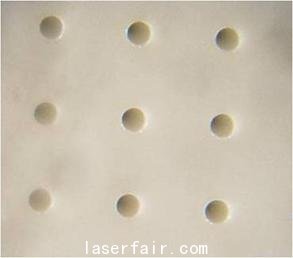 利用ps-Laser 1064 nm， 50 W進行陶瓷鉆孔