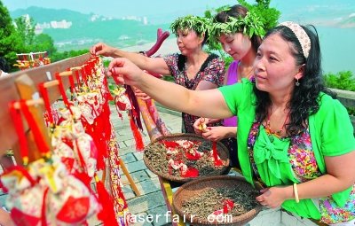 在屈原故鄉(xiāng)宜昌秭歸縣，居民用艾葉、花椒和丁香等制作香囊。