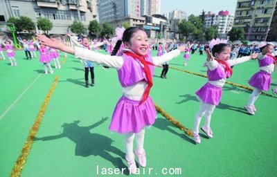 黃石市第八屆校園文化藝術(shù)節(jié)上孩子們在表演舞蹈。