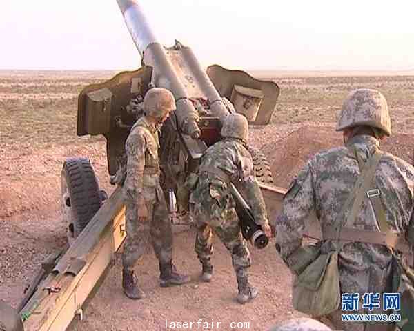 原文配圖： 各司其職，炮手一發實彈裝填。呂海金 攝