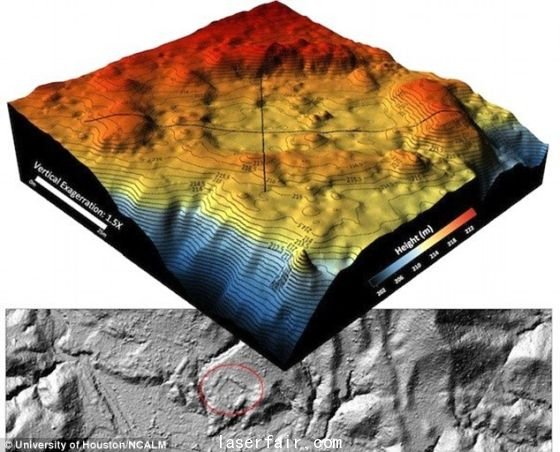美國休斯頓大學和國家機載激光測繪中心的研究小組繪制的3D數字地形圖，被紅色環繞的是一個人造廣場