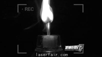 激光筆是生活中常用的物品，很多老師和導游都會用激光筆來做指引作用的小工具，但網絡傳言說用激光筆15秒能夠點燃火柴，這個傳言是否是真實的呢，記者準備了兩個激光筆進行現場試驗。