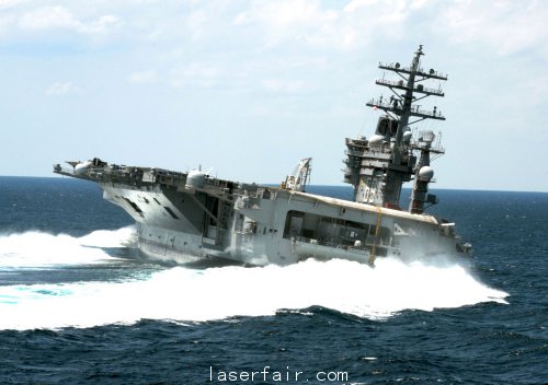 航速對于航母機動能力和海上反潛作戰緊密相關。圖為美軍林肯號航母在海上做高速機動轉彎