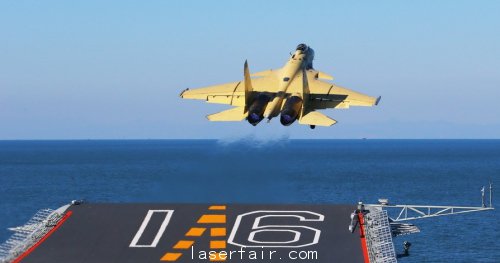 殲-15戰機自遼寧艦甲板滑躍起飛，相信未來國產航母將采用彈射器