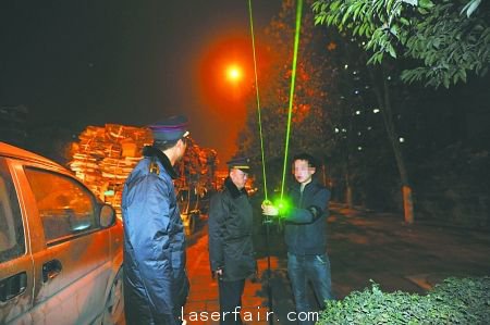 1月10日晚，經(jīng)過沙區(qū)市政行政執(zhí)法支隊3位隊員的勸解，賣激光手電筒的攤主離開。
