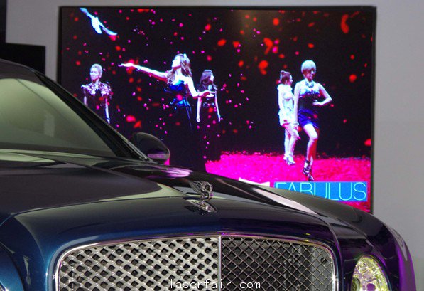 100寸巨幕演繹600萬(wàn)豪車