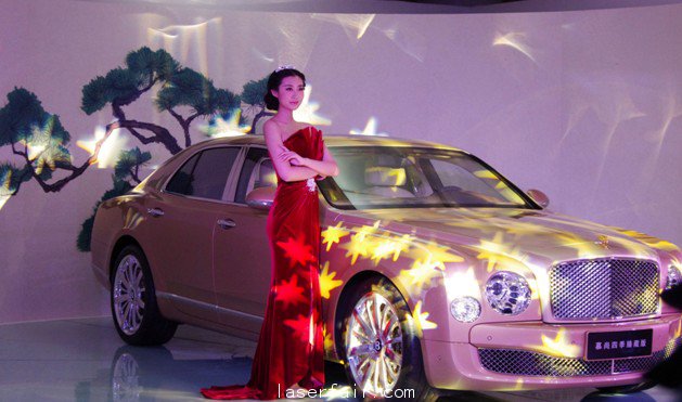 100寸巨幕演繹600萬(wàn)豪車