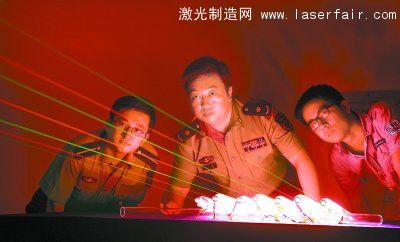 科研人員正在試驗全內腔氦氖綠光激光器。 何書遠 攝