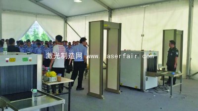 實(shí)訓(xùn)安檢大棚里，五十多個(gè)安檢經(jīng)理正在接受培訓(xùn)。 邢媛媛 攝