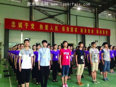 帥小伙將擔(dān)任禮儀先生。宋嶠 攝