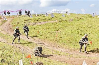 激光交戰(zhàn)！成都軍區(qū)某團(tuán)高原紅藍(lán)對抗演練(圖)